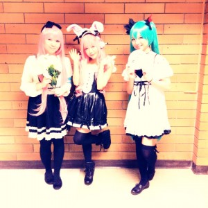 Fujitsuka-san with two of our Front of House crew members~! o w o THEY'RE SO CUTE~! <3 photo by Fujitsuka Miyu